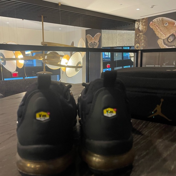 NEW Men’s Nike Air VaporMax Plus Black Gold - Picture 5 of 12
